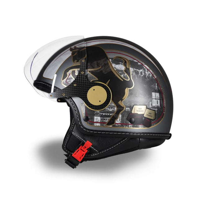 Casque jet fabriqué à la main à Turin avec Mole Antonelliana, finitions dorées et paysages alpins en noir et blanc - vue latérale avec visière surélevée